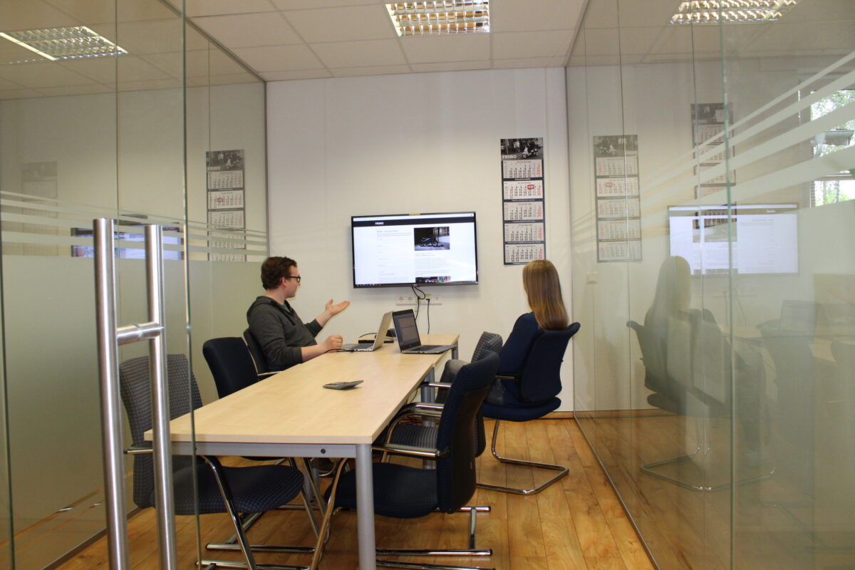 Kristian Delker nimmt an einem Meeting teil