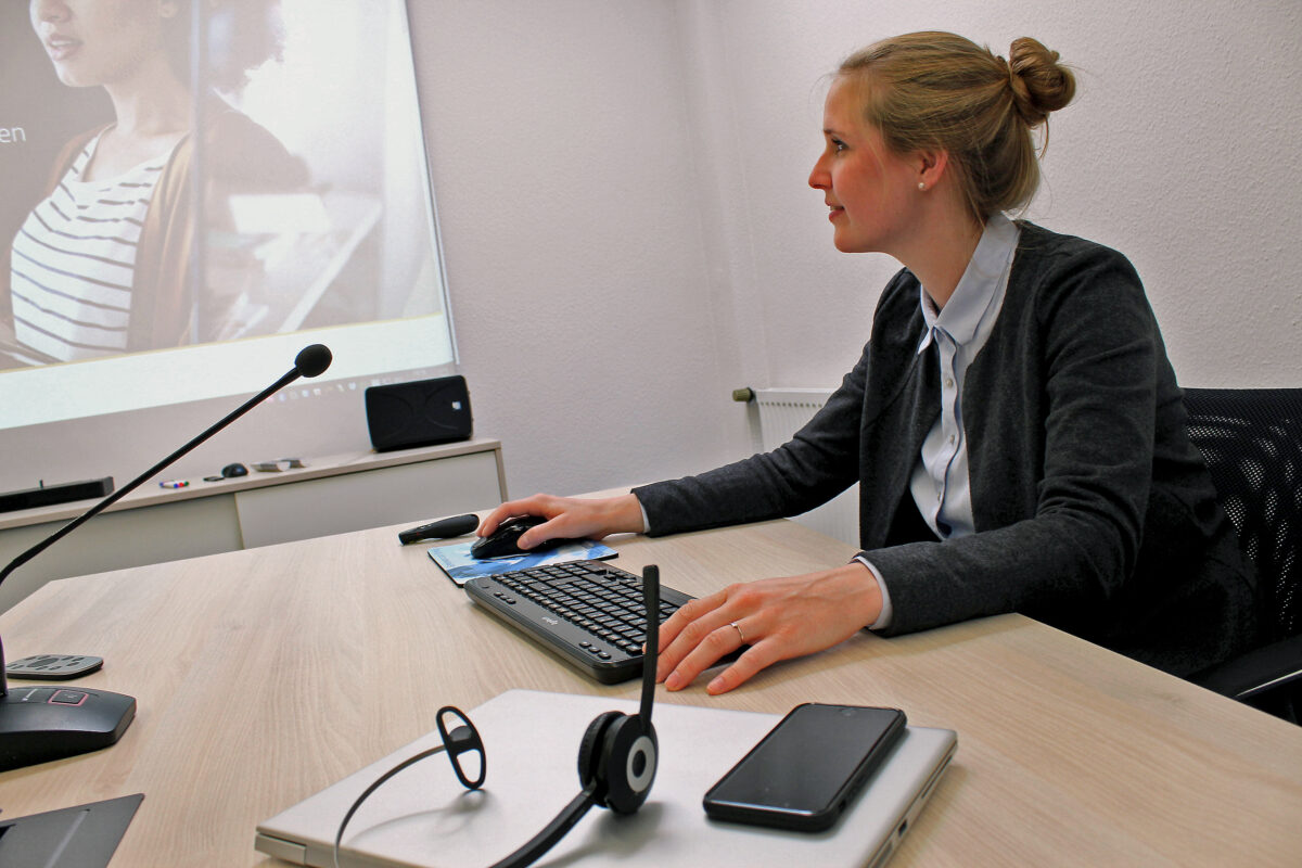 Iris Beckmann sitzt am Schreibtisch