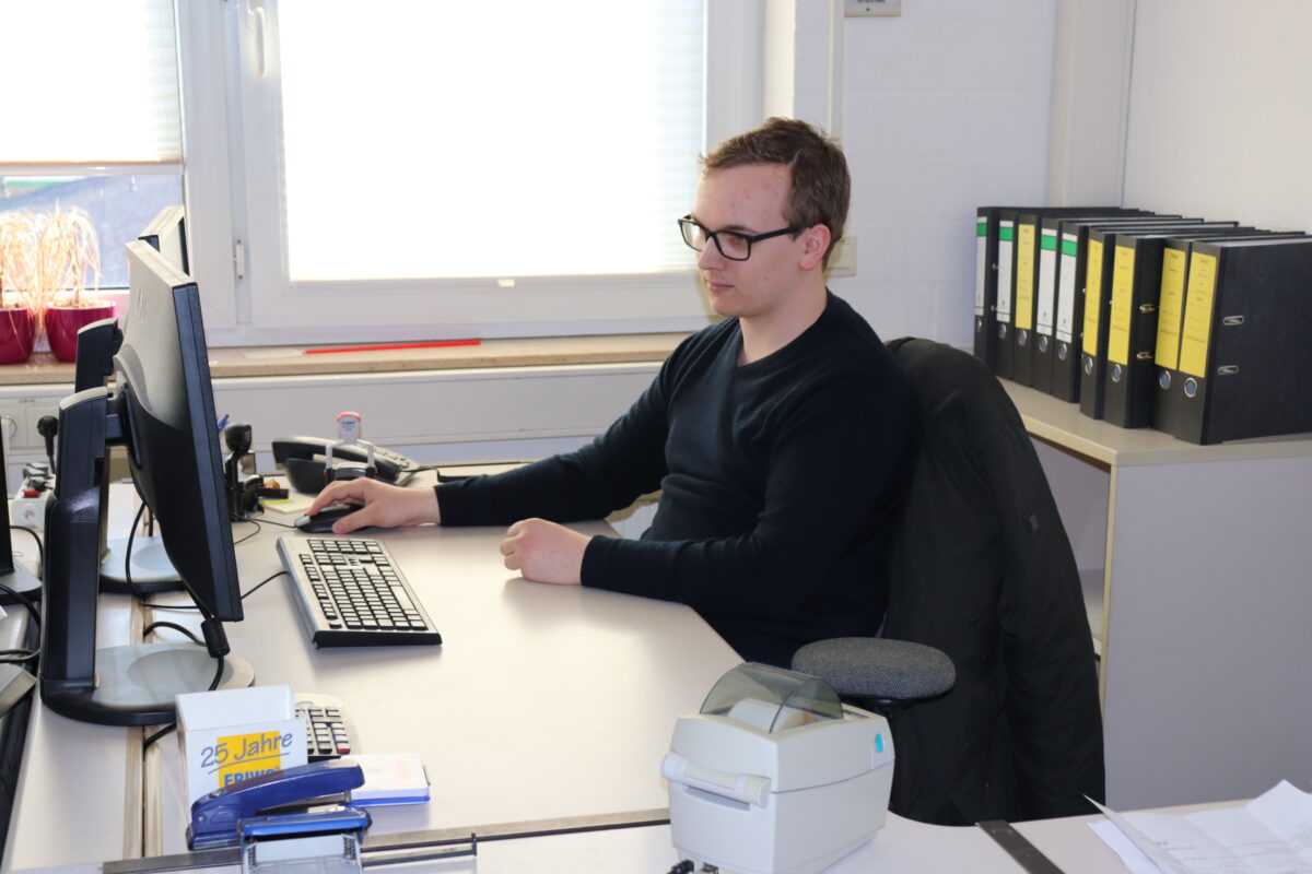 Kristian Delker sitzt am Schreibtisch