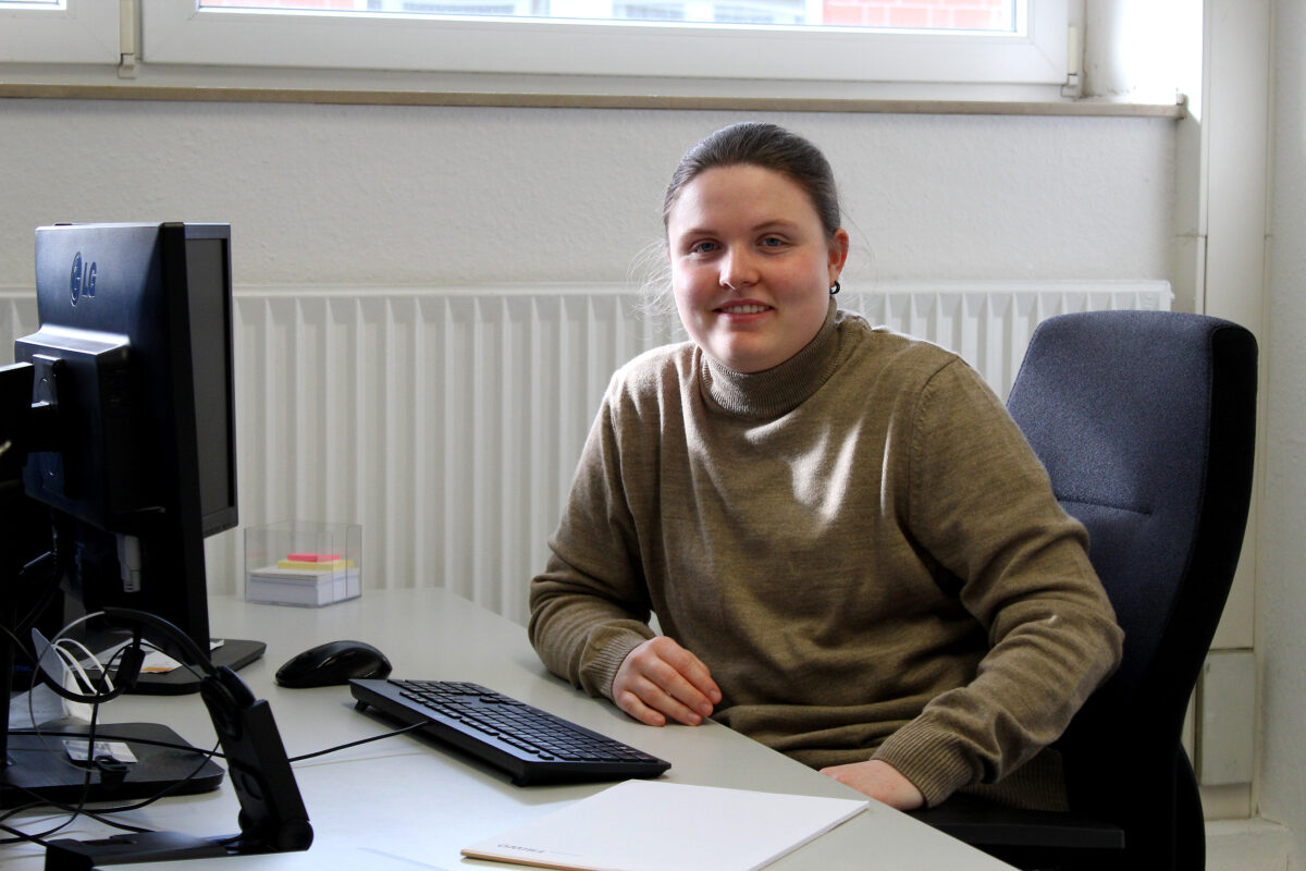 Vivian Hage am Schreibtisch