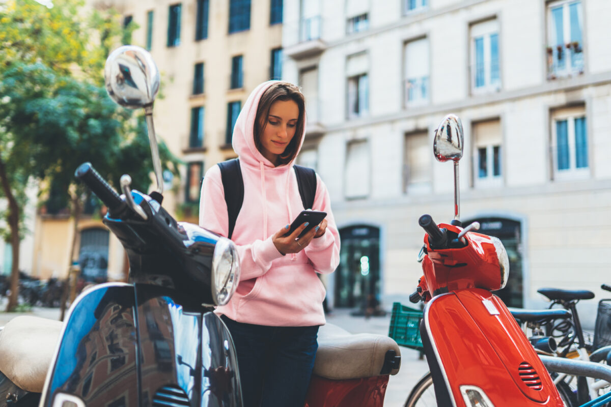 E-Scooter mit Hervorhebung der elektrischen Bauteile der FRIWO