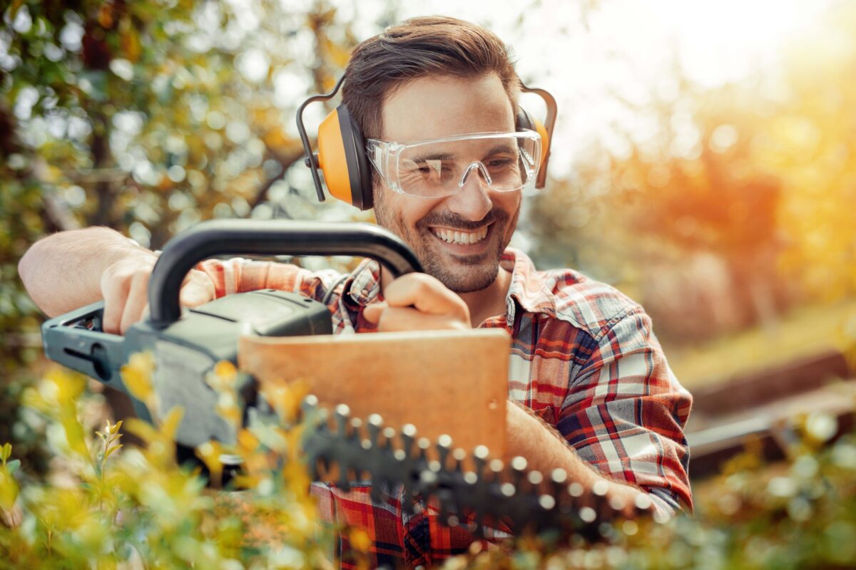 Mann mit Heckenschere im Garten