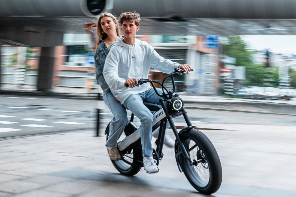 Elektrisches Moped der Firma Brekr in einer Lagerhalle