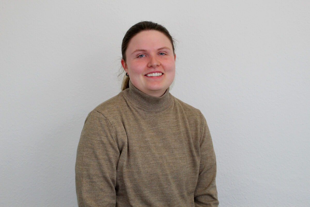 Vivian Hage sitzt am Schreibtisch