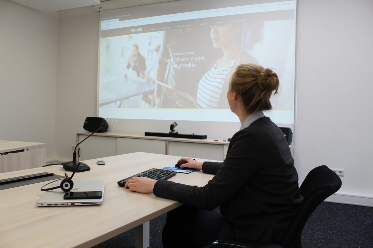 Iris Beckmann präsentiert die Aubildungsberufe