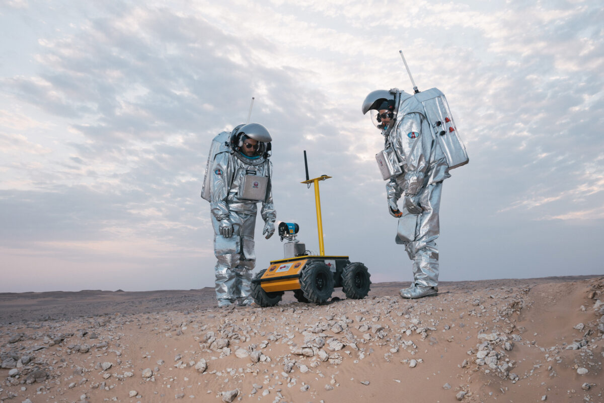 Zwei Astronaut steuern ein elektrisches universell einsetzbares Forschungsfahrzeug